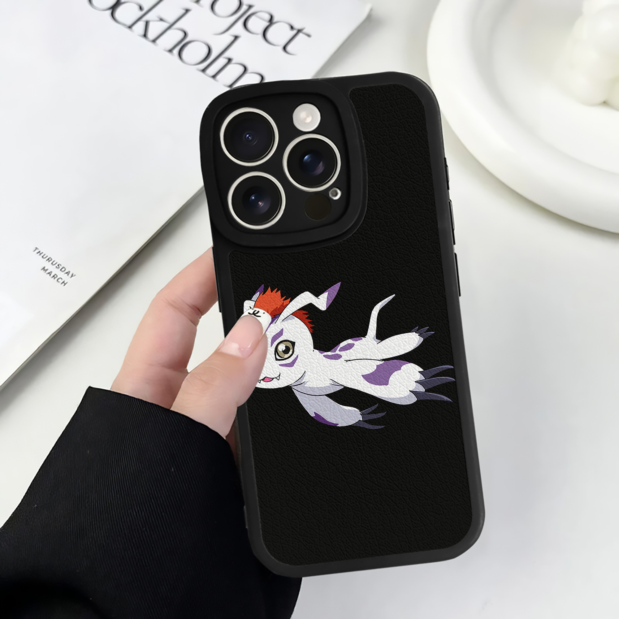（画像用） Digimon デジタルモンスター/デジモン 【iPhone 16シリーズ対応】シリコンスマホケース（レザー調） 材質：シリコン